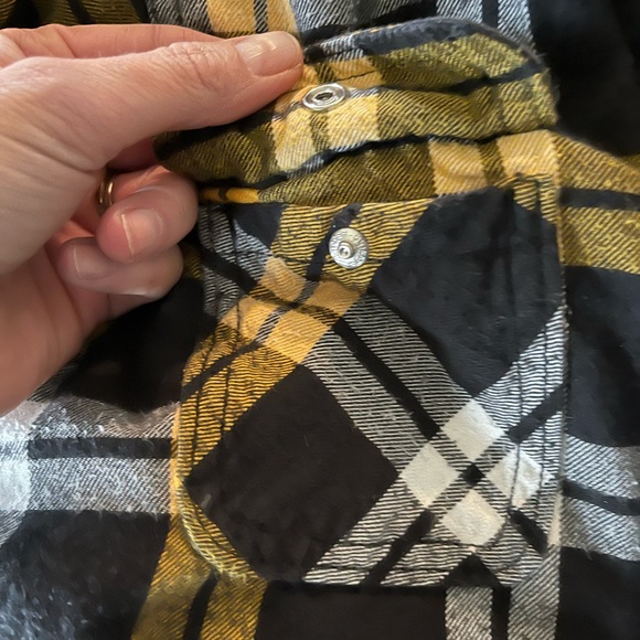 Boys flannel button down, size 6-7 - Picture 4 of 7